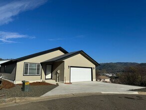 Building Photo - Newer 3 Bed 2 Bath Home In Roseburg
