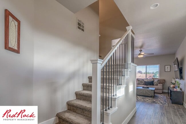 Building Photo - Beautiful townhome in desirable neighborho...