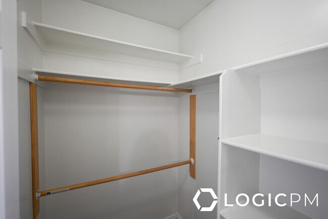 Building Photo - 4616 S Zenia Mdws Ct