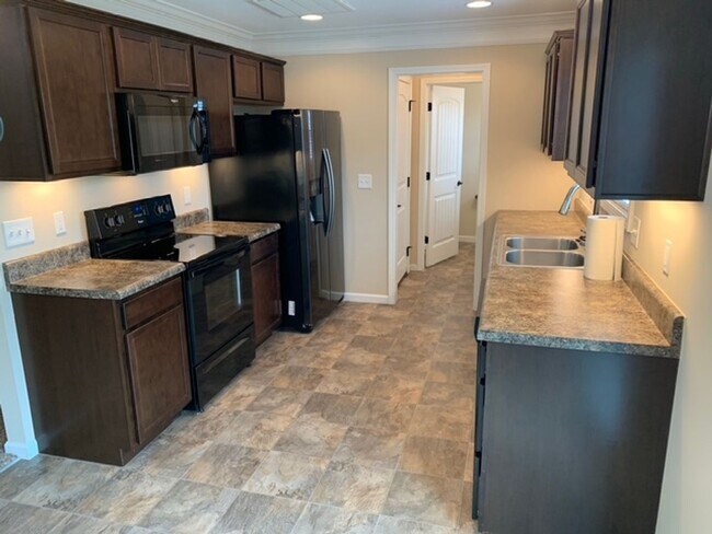 Building Photo - Maryville 37804 - 3 Bedroom, 2.5 Bath Home...