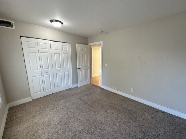 Building Photo - Villas of Cascade 2 Bedroom Condo Upper Unit