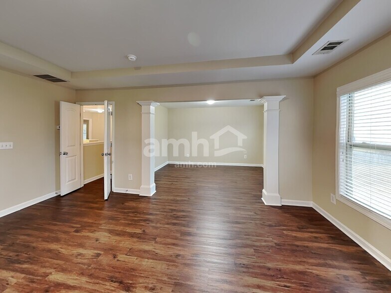 Building Photo - 850 Stonehaven Rd SW