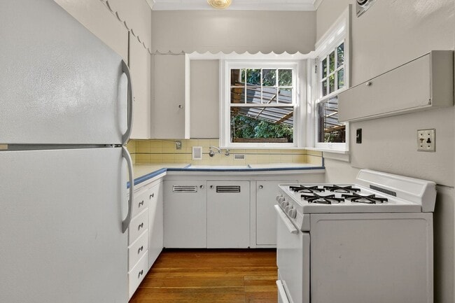 Building Photo - 713 SE 27th Ave