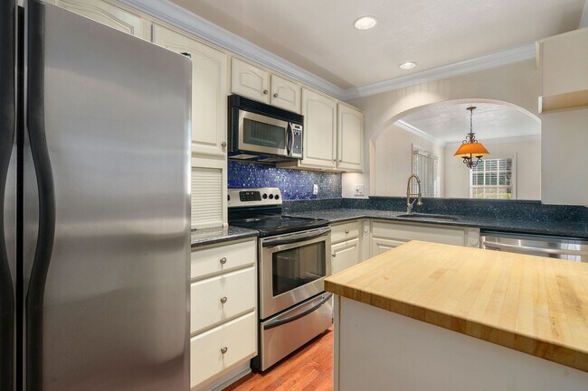 Building Photo - 2 bedroom, 2.5 bathroom in the Milk Distri...