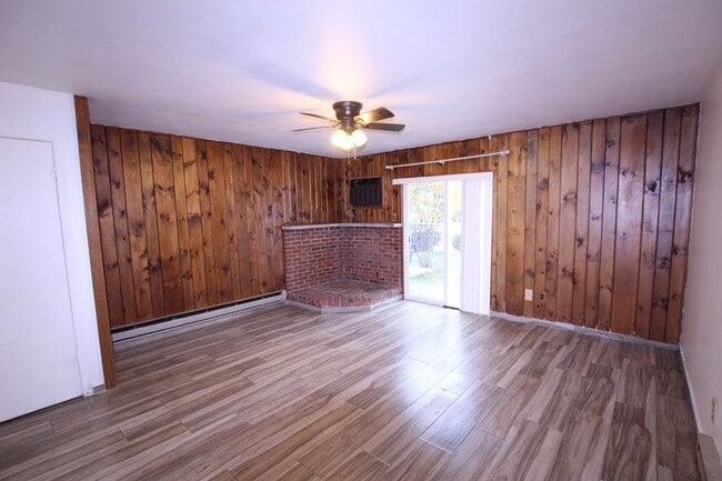 Building Photo - Spacious & Well-Maintained Home