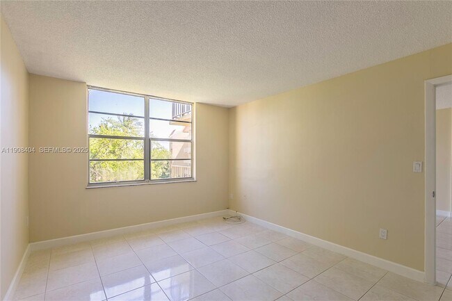 Building Photo - 13120 SW 92nd Ave