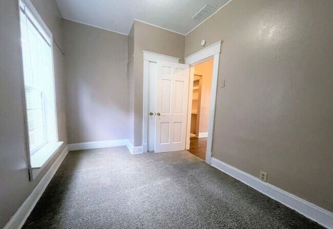 Building Photo - COMING SOON- 2 Bed 1 Bath Home!