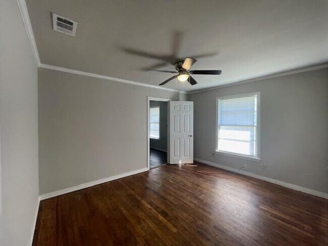 Building Photo - 1105 Fisher St