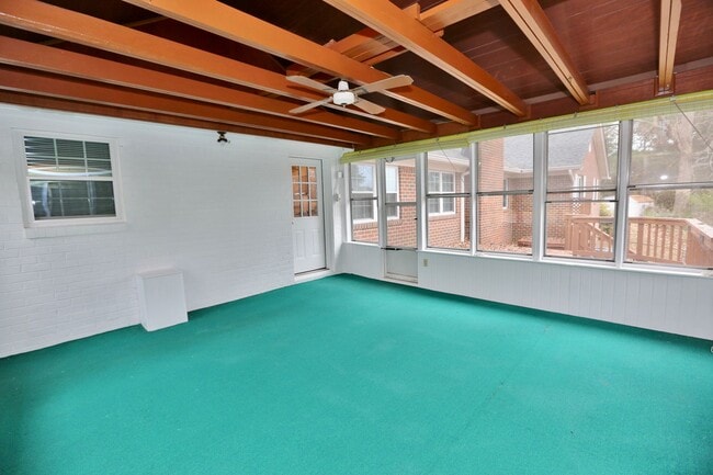 Building Photo - Waterfront Ranch Home - Excellent School Z...