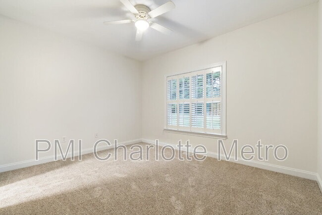 Building Photo - 5916 Meadowmere Dr