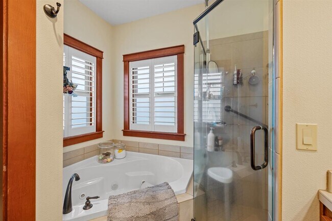 Building Photo - 69 Greenmoor Dr