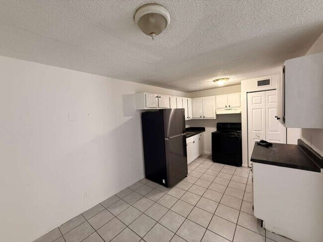 Building Photo - Large 2-1 apartment with central air