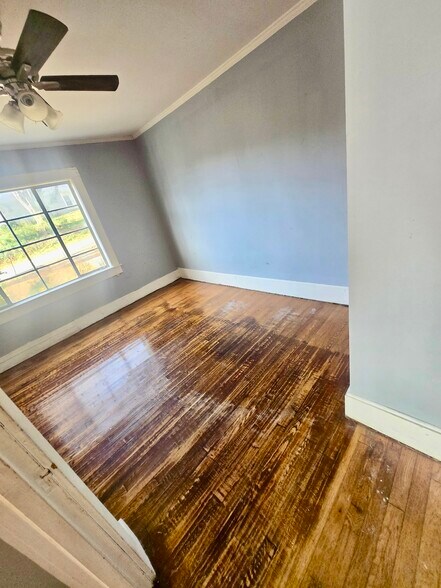 Building Photo - 204 S West St