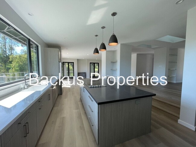 Building Photo - Wonderful three bedroom home with great views