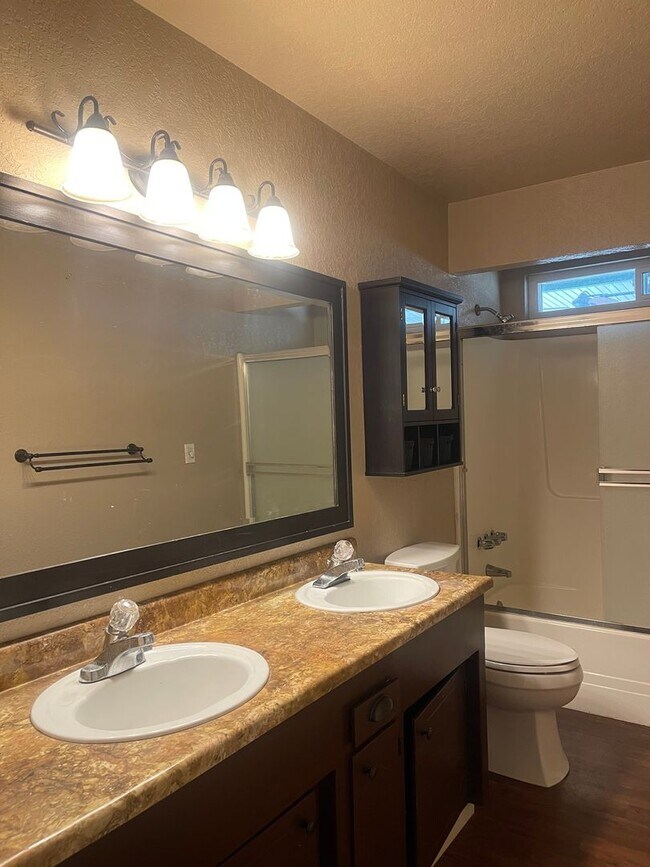 Building Photo - LARGE 4 BEDROOM 2 BATHROOM HOME IN THE PEPPERTREE SUBDIVISION