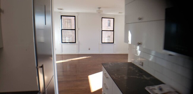 Building Photo - 42 Park Terrace E