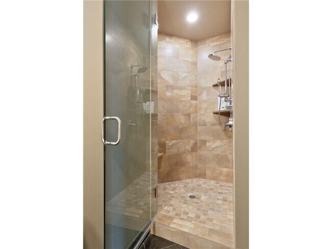 Building Photo - 555 Oak Ridge Pl