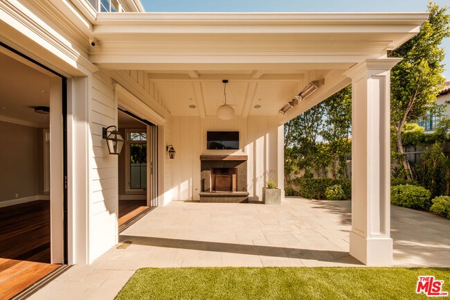Building Photo - 557 Chapala Dr