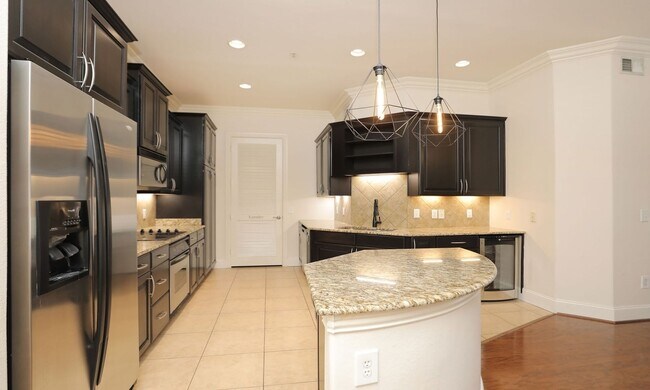 Building Photo - Top-Floor 1-Bedroom Condo in the Heart of Upper Kirby!