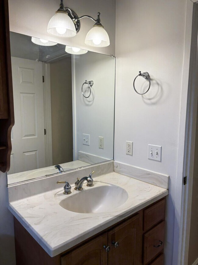 Building Photo - Chelsea Downtown Area 3-bedroom Ranch