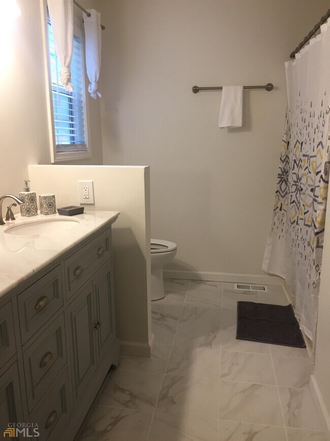 Building Photo - 653 Covecrest Dr