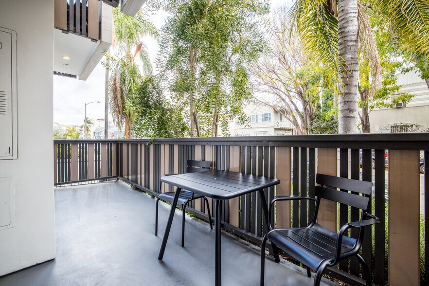 Building Photo - 129 S Kings Rd