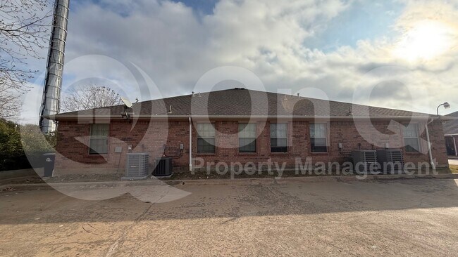 Building Photo - 2335 N Elm St