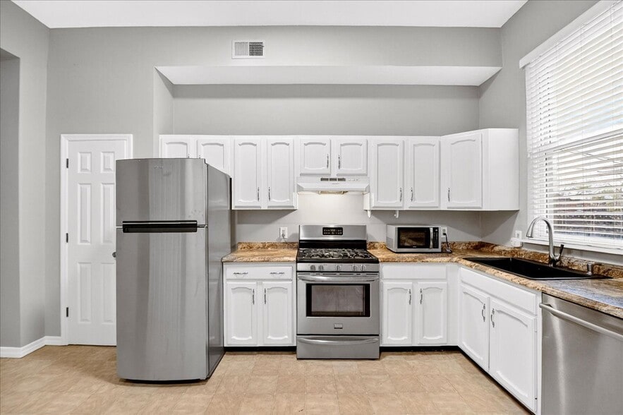 Building Photo - 2350 S 10th St