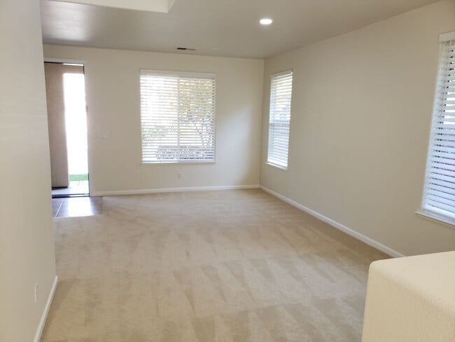 Building Photo - WillowGlen: Beautiful 3 Bedroom 3 Bathroom...
