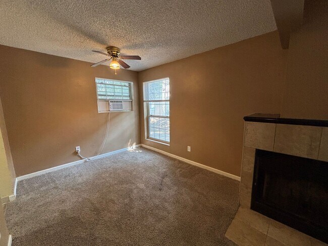 Building Photo - $200 Off First Month - Charming Ground-Level Apartment in the Heart of Fort Collins