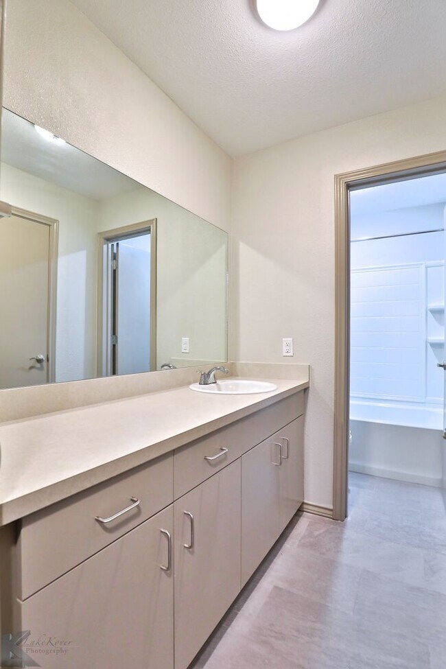 Building Photo - Newly Remodeled South Abilene Apartments!