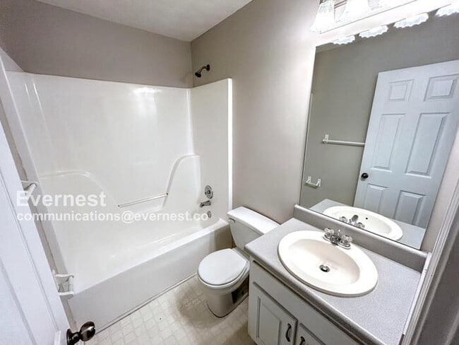 Building Photo - 1424 Snow Hill Dr