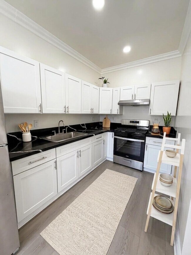 Unit 304 - 1117 S Westlake Ave