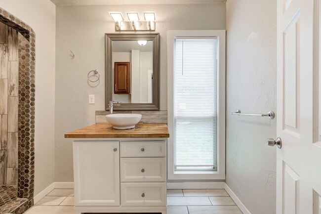 Building Photo - Charming Newly Updated 2 Bed, 2 Bath Home in the Heart of OKC!