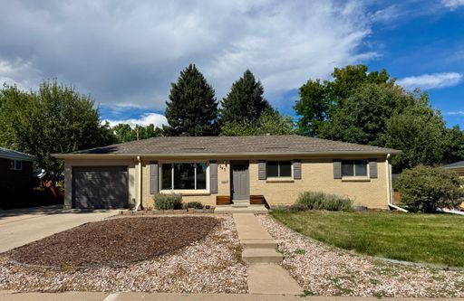 Building Photo - Large Single Family Home Available NOW!!