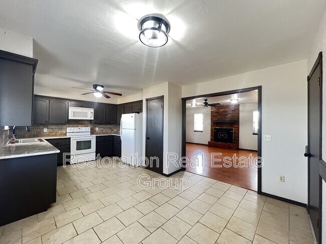 Building Photo - 819 N2964 Rd