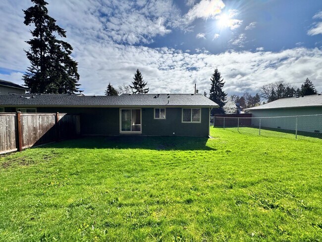 Building Photo - 17402-17404 8TH AVE CT E