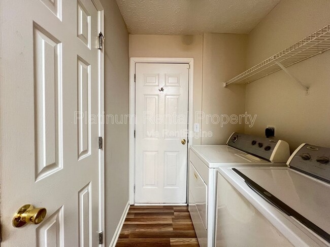 Building Photo - 231 Oak Grove Way