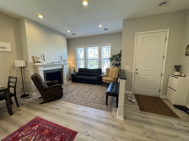 Building Photo - 8056 Central Park Way