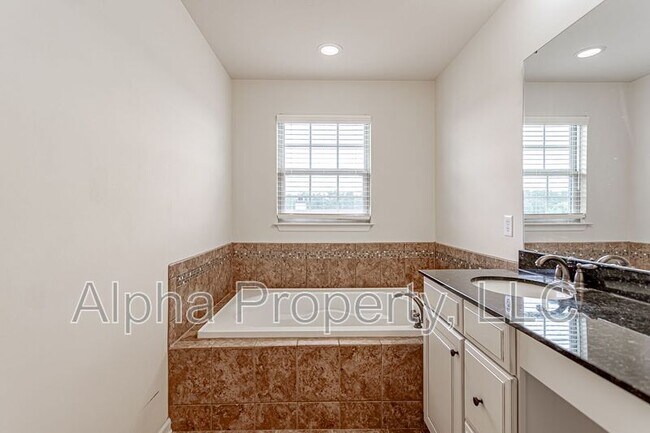 Building Photo - 14 Irvington Dr