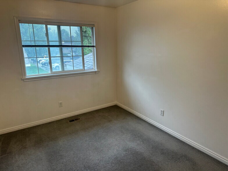 Building Photo - 988 E 900 S