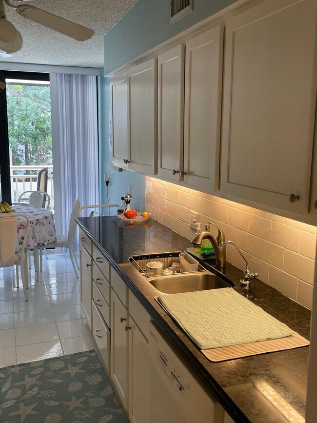 Building Photo - 3400 N Ocean Dr