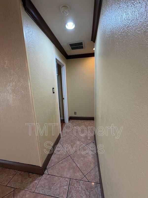 Building Photo - 930 Graywood Cir