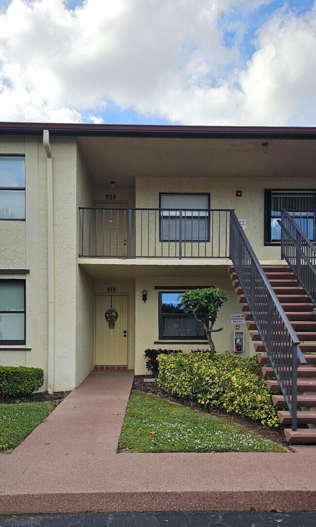 Building Photo - 7879 Willow Spring Dr