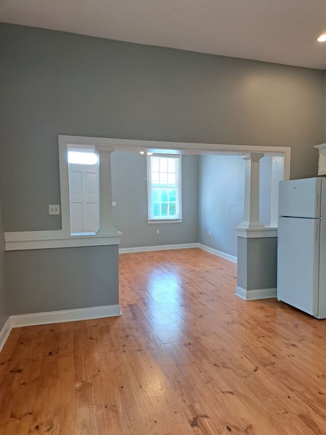 Building Photo - Single Family Home- 2 BR/2BA in Upper Mid-...