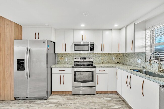 Building Photo - 3051 NE 48th St