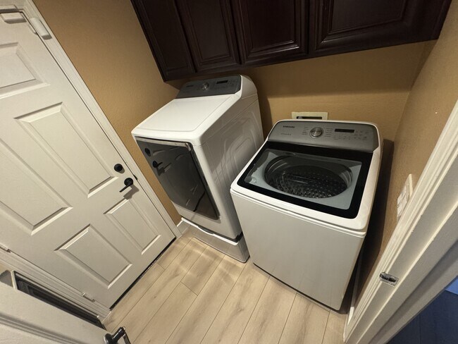 Building Photo - 10 Rhine Cir