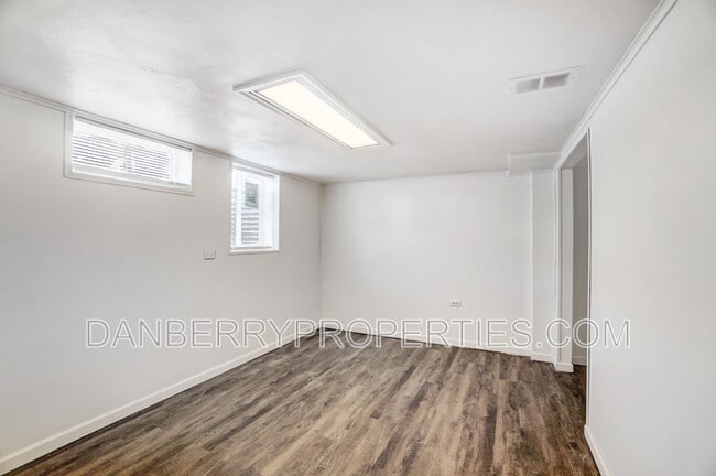 Building Photo - 1133 N Byrne Rd