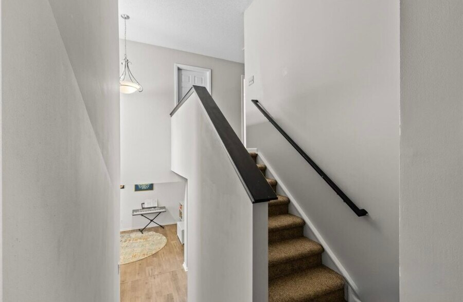 Building Photo - 512 Red Oak Ct