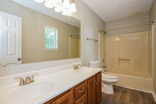 Building Photo - 1005 Waters Edge Cir